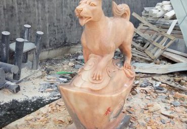 城市狗动物石雕