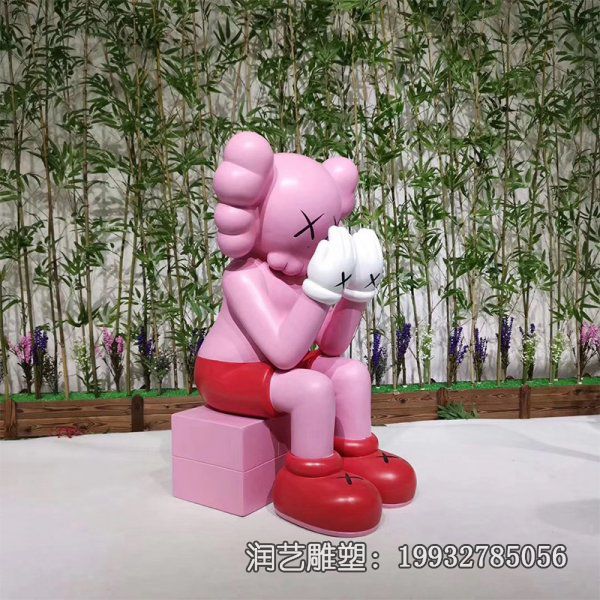 街道玻璃钢kaws公仔雕塑 街道玻璃钢kaws公仔雕塑