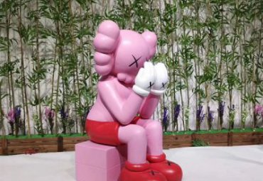 街道玻璃钢kaws公仔雕塑