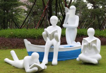 公园玻璃钢看书雕塑