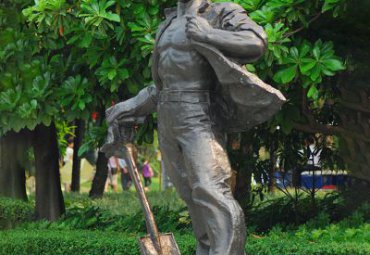 小区工人人物铜雕