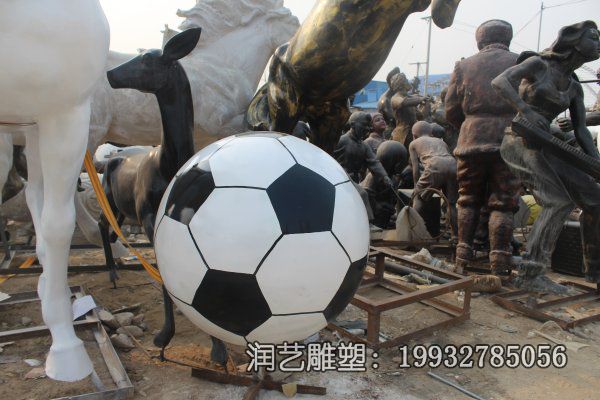 校园玻璃钢足球雕塑 校园玻璃钢足球雕塑