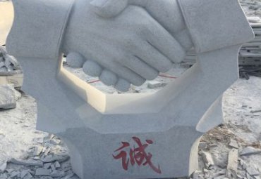 校园握手景观石雕