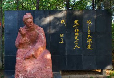 街道石雕闻一多雕塑