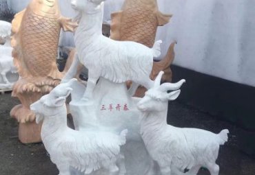 广场石雕羊动物雕塑