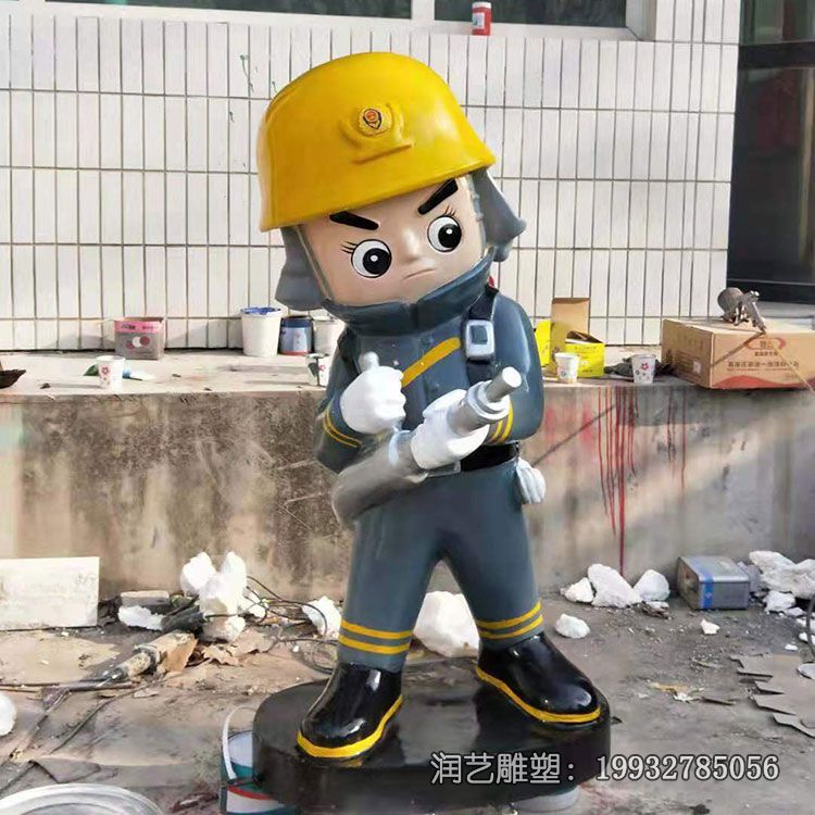 草坪消防员玻璃钢雕塑 草坪消防员玻璃钢雕塑