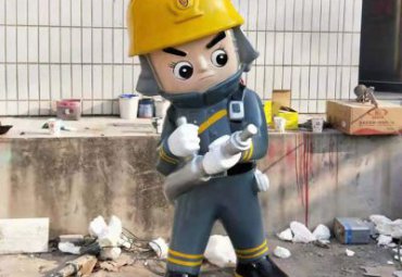 草坪消防员玻璃钢雕塑