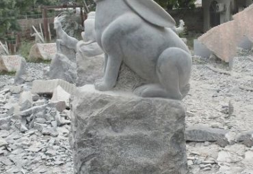 公园石雕兔子雕塑