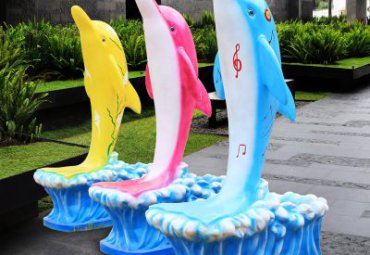 小区玻璃钢海豚雕塑