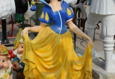 小区玻璃钢白雪公主雕塑