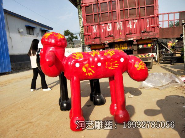 城市彩绘玻璃钢小羊肖恩雕塑 城市彩绘玻璃钢小羊肖恩雕塑