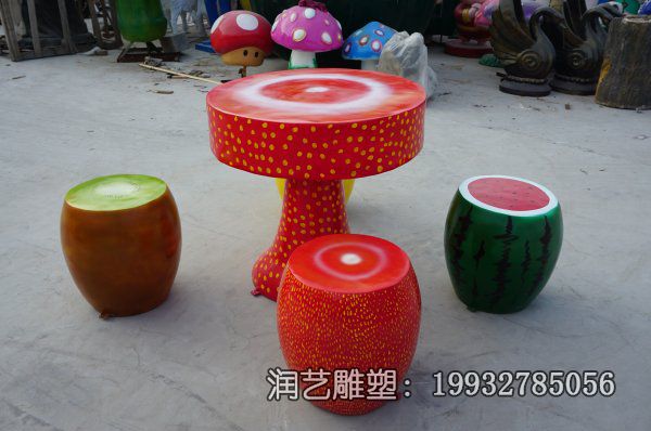 小区景观玻璃钢桌凳雕塑 小区景观玻璃钢桌凳雕塑