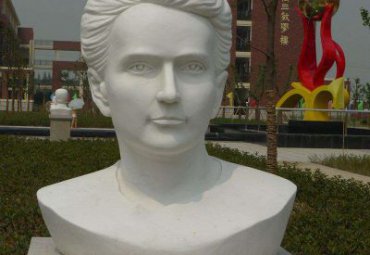 校园石雕居里夫人雕塑
