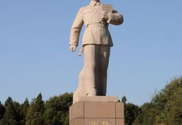 草坪石雕雷锋雕塑