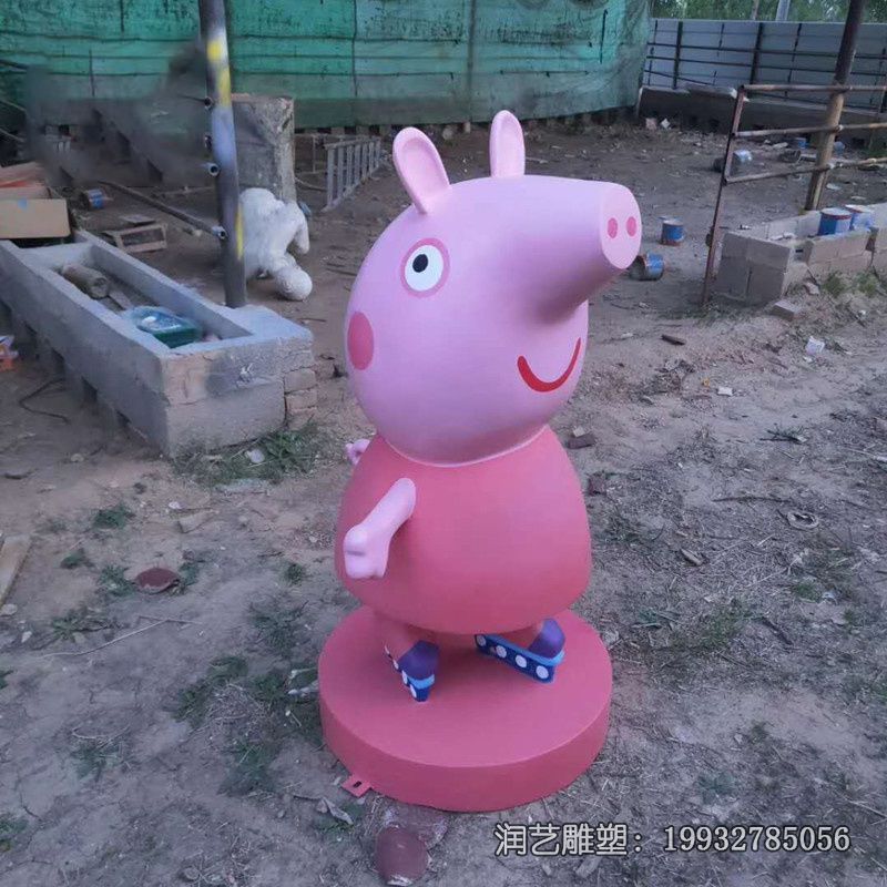 草坪玻璃钢卡通小猪佩奇雕塑 草坪玻璃钢卡通小猪佩奇雕塑