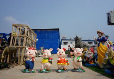 城市玻璃钢卡通猪雕塑