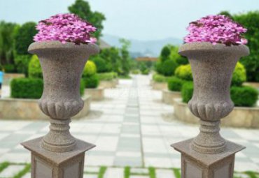 草坪石雕花盆雕塑