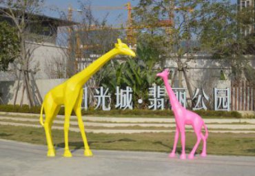 户外玻璃钢长颈鹿动物雕塑