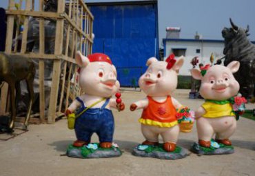 小区玻璃钢猪动物雕塑