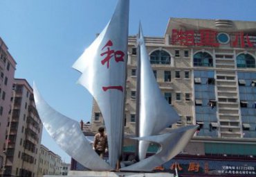 广场不锈钢船抽象雕塑