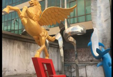 医院不锈钢马雕塑