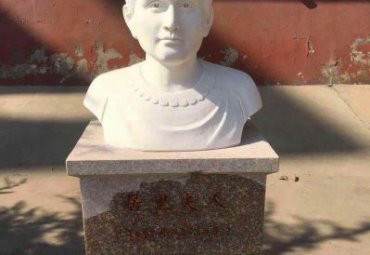 小区居里夫人石雕