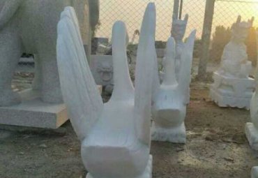 草坪仙鹤石雕