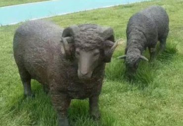 公园羊动物铜雕