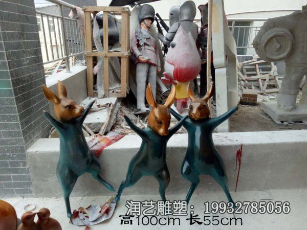 广场玻璃钢兔子雕塑 广场玻璃钢兔子雕塑