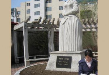 校园石雕南丁格尔雕塑