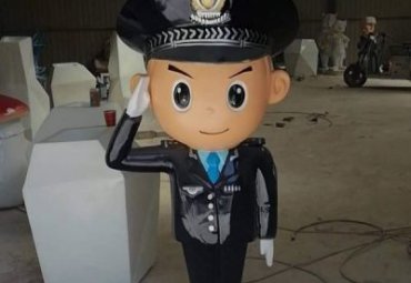小区玻璃钢警察雕塑