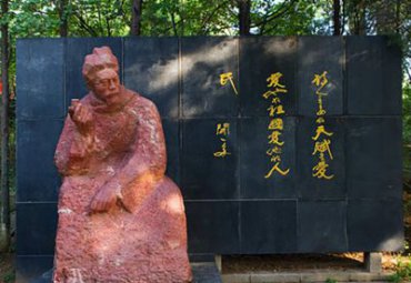 景区石雕闻一多雕塑