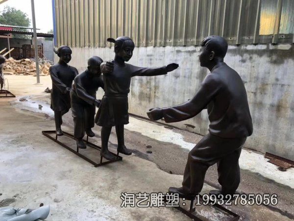 公园铜雕老鹰捉小鸡雕塑 公园铜雕老鹰捉小鸡雕塑