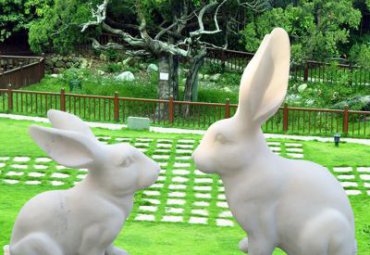 街道石雕兔子雕塑
