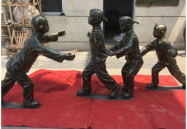 街道铜雕老鹰捉小鸡雕塑