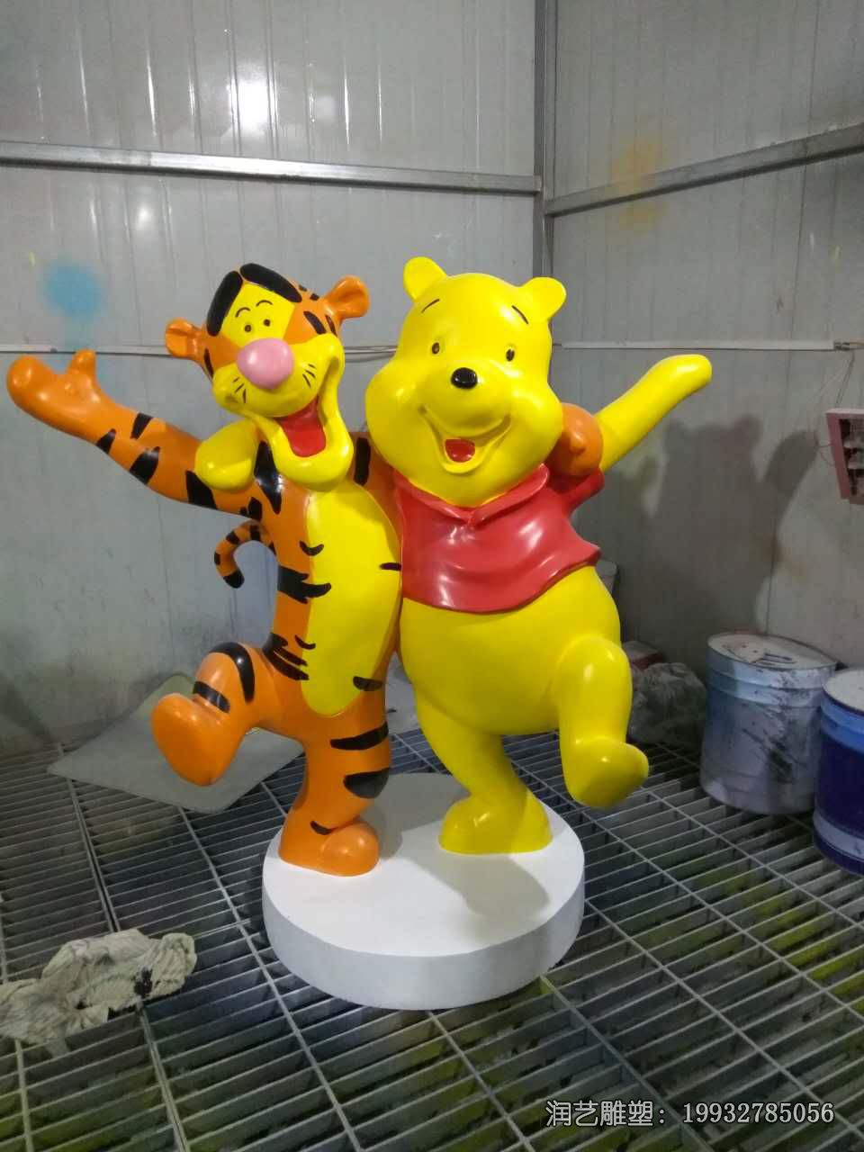 景区玻璃钢小熊维尼雕塑 景区玻璃钢小熊维尼雕塑