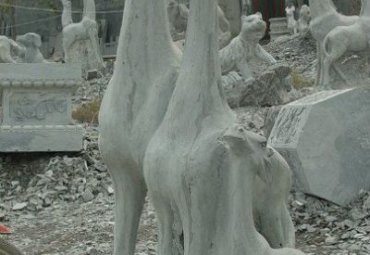 街道石雕长颈鹿雕塑