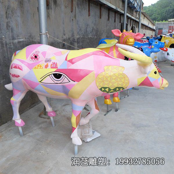 游乐场玻璃钢牛雕塑 游乐场玻璃钢牛雕塑