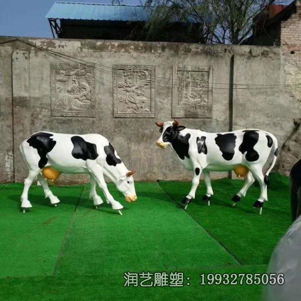 广场玻璃钢奶牛雕塑 广场玻璃钢奶牛雕塑