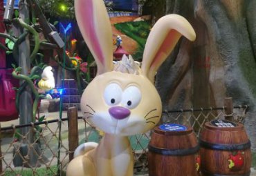 酒店玻璃钢兔子雕塑