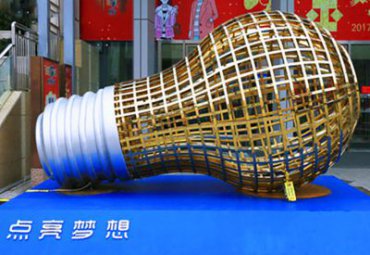 草坪不锈钢灯泡雕塑