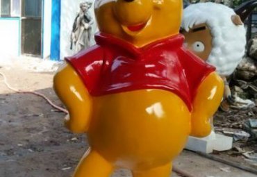 游乐场玻璃钢小熊维尼雕塑