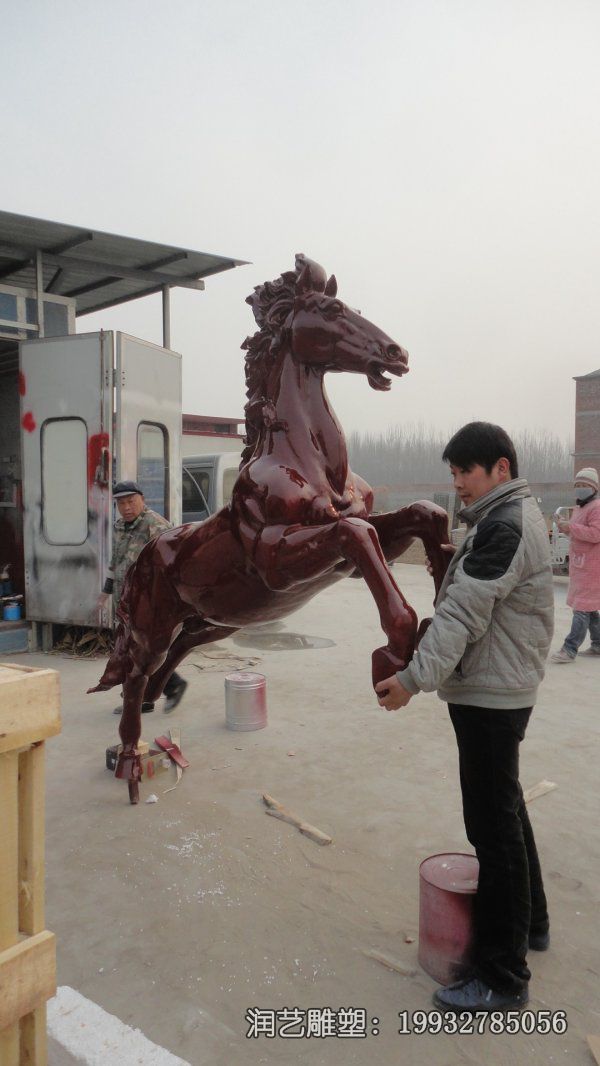 广场玻璃钢马雕塑 广场玻璃钢马雕塑