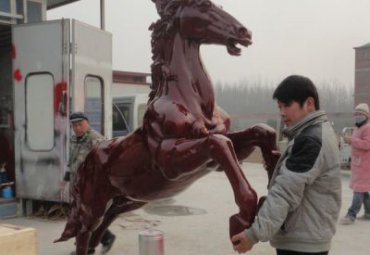 广场玻璃钢马雕塑