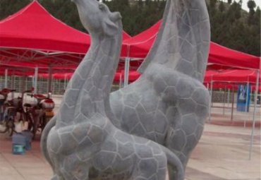 园林石雕长颈鹿雕塑