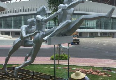商业街不锈钢跨栏雕塑