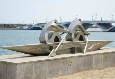 城市不锈钢划船雕塑