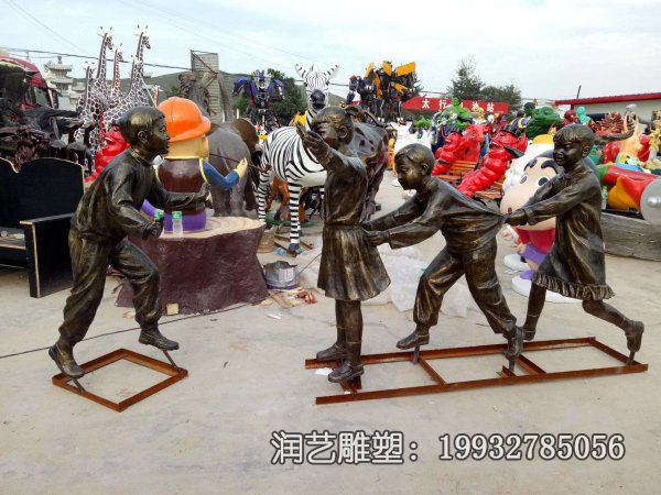 街道铜雕老鹰捉小鸡雕塑 街道铜雕老鹰捉小鸡雕塑