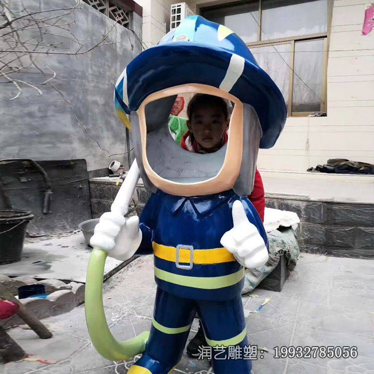 广场玻璃钢消防员雕塑 广场玻璃钢消防员雕塑