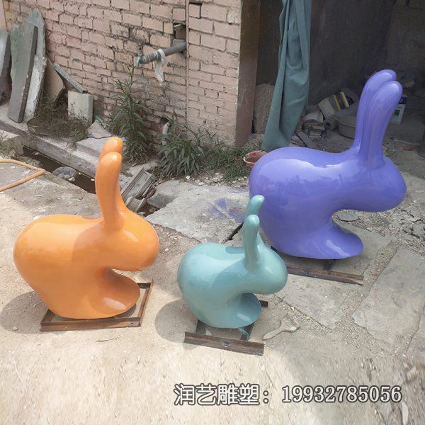 商业街玻璃钢兔子雕塑 商业街玻璃钢兔子雕塑